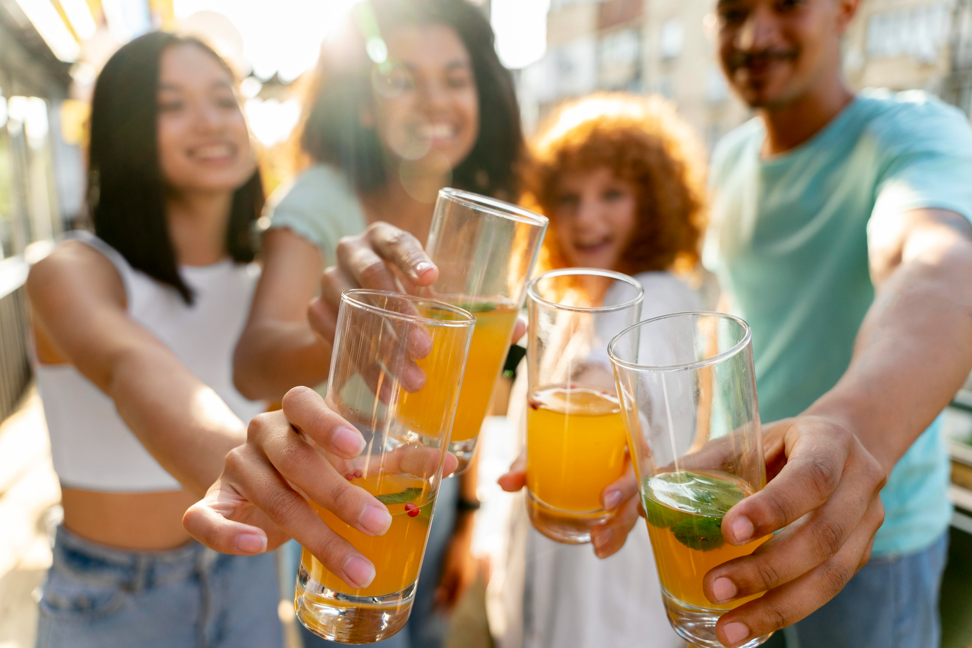 Freunde stoßen mit Getränken an