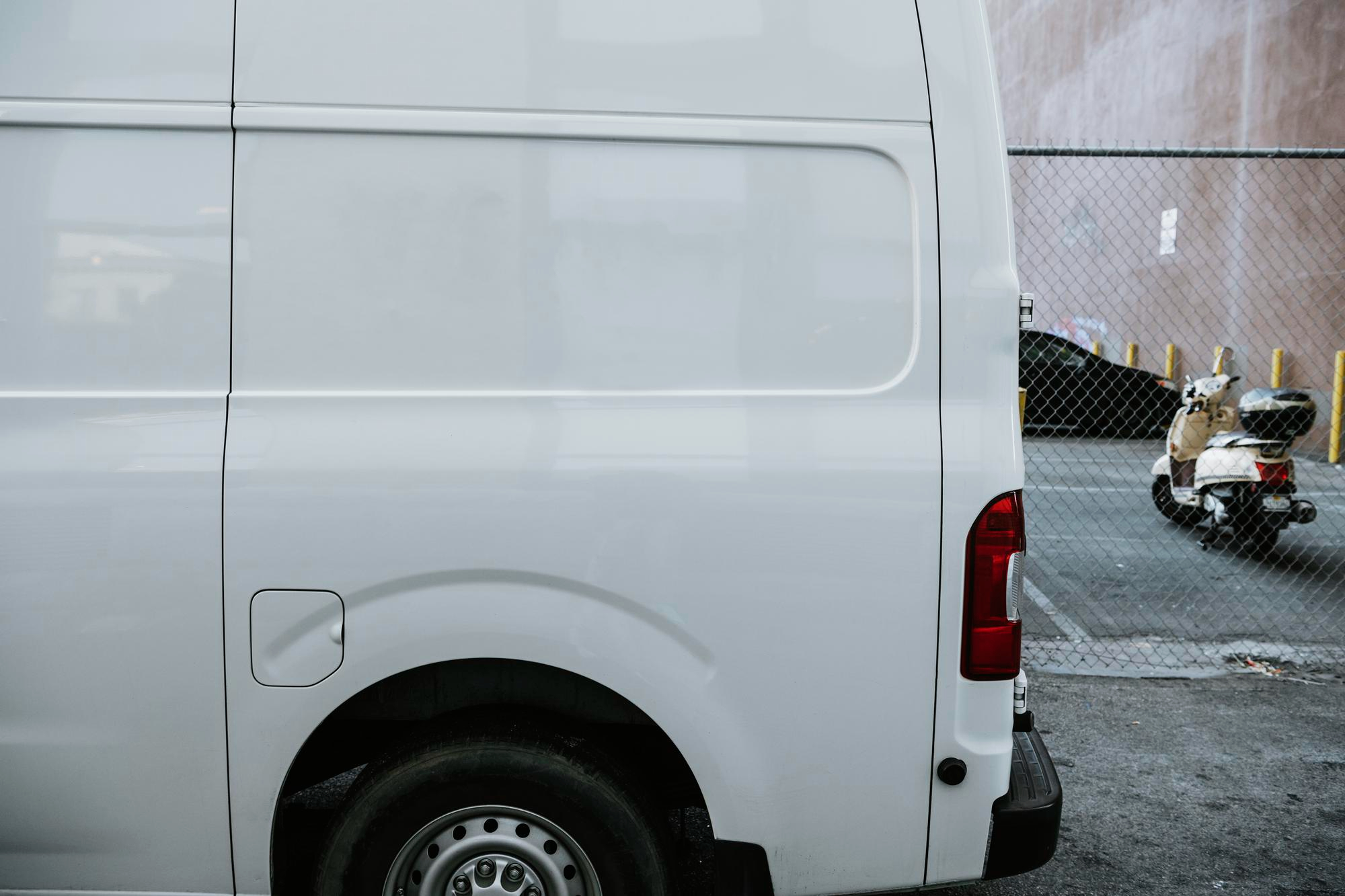 Weißer Lieferwagen für den Getränke-Lieferservice